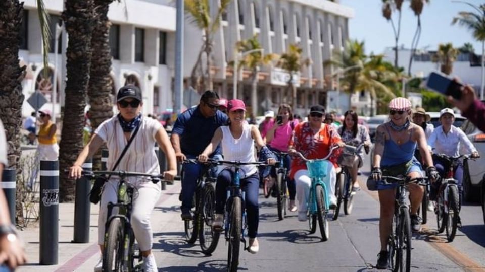 Claudia Sheinbaum recorriendo La Paz en compañía de simpatizantes