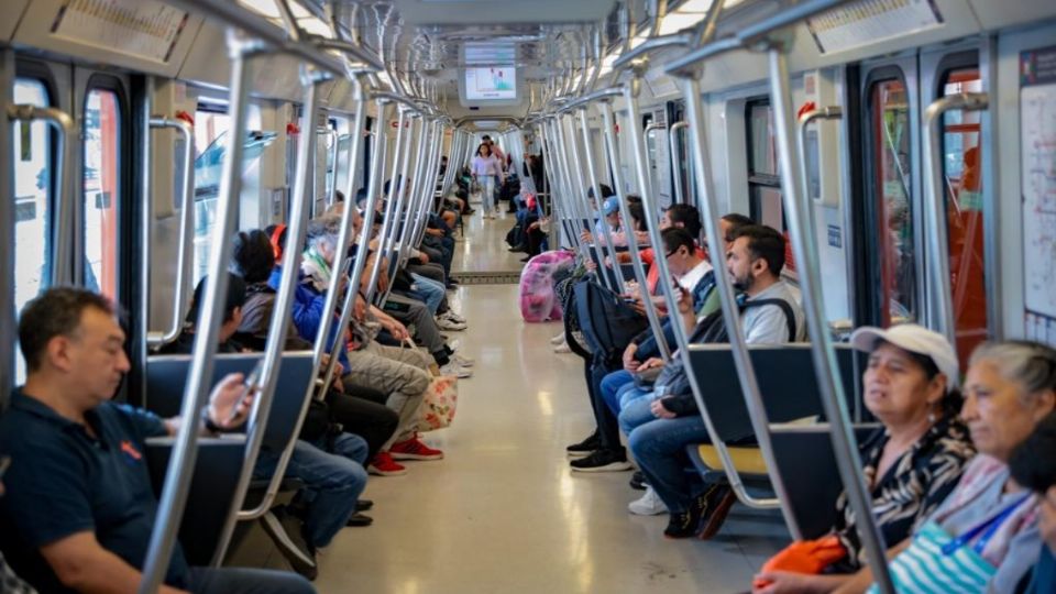 Usuarios durante la reapertura de la Línea 12 del Metro