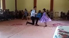 VIDEO: maestro baila el vals con su única alumna graduada y enternece las redes sociales