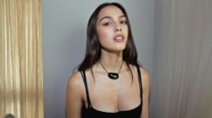 En minifalda, Olivia Rodrigo se suma al estilo de "colegiala" que domina el verano