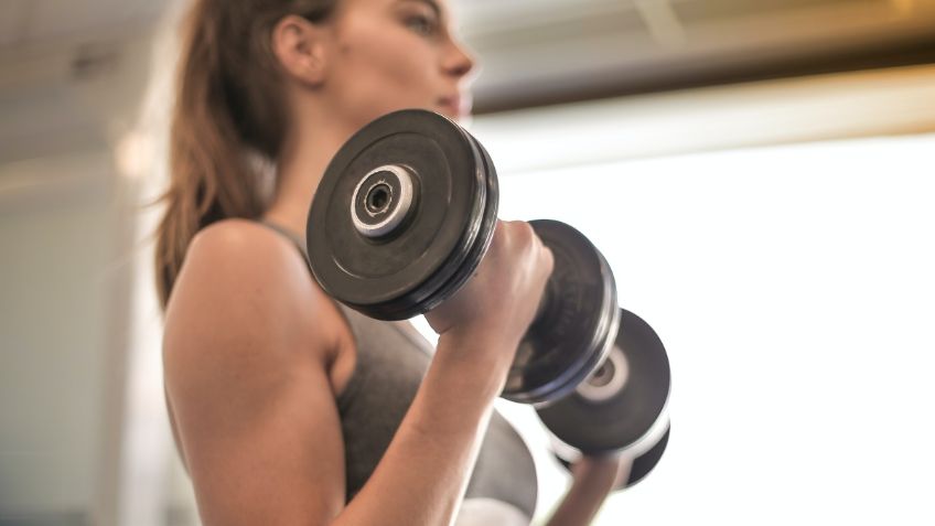 La rutina de ejercicio que debes hacer la noche de domingo para estar en forma si no puedes entrenar entre semana