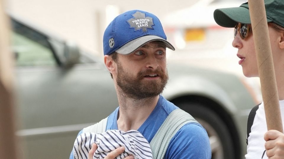 Daniel Radcliffe aparece cargando a su bebé en la protesta de actores y le llueven críticas