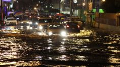 Fuerte lluvia en Huixquilucan pone en riesgo a decenas de autos; alertan por encharcamientos en carreteras