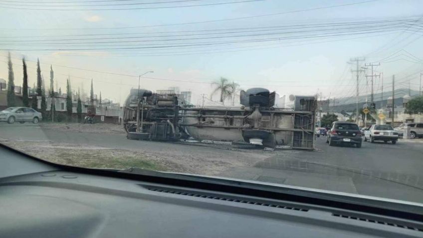 VIDEO: instante en que una pipa cargada con 17 mil litros de gas LP vuelca en Tlaquepaque