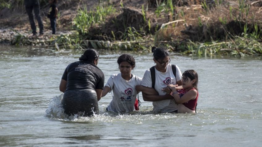 Las boyas con púas en la frontera de México con EU no están dentro de la ley, advierte excomisionado del INM