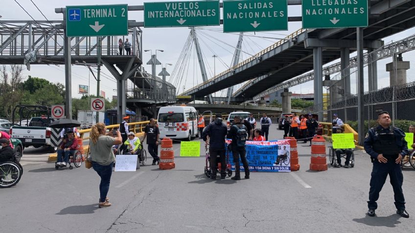 Que los ayuden o los dejen morir: discapacitados bloquean el AICM para exigir ayuda al gobierno