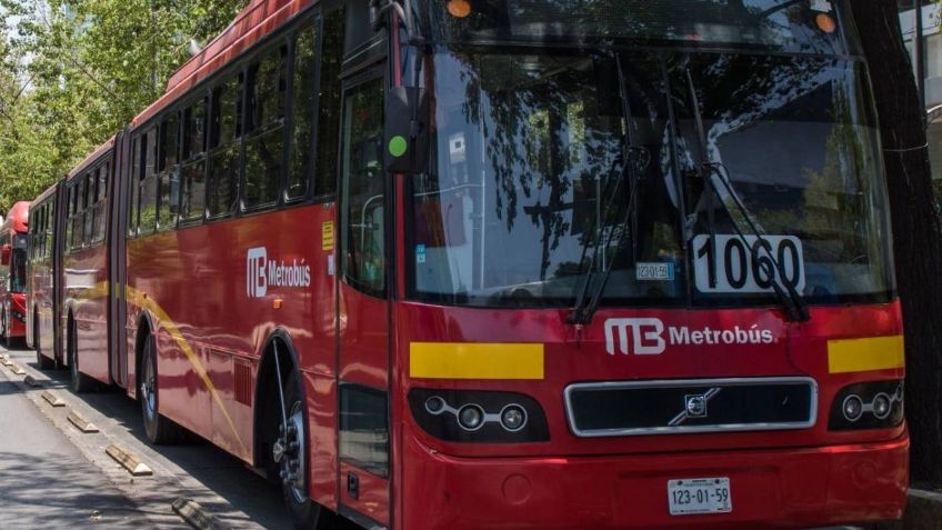 Captan a chofer del Metrobús inhalando sustancias durante viaje a Buenavista