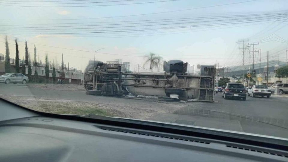 La pipa de gas quedó volcada sobre su costado derecho.