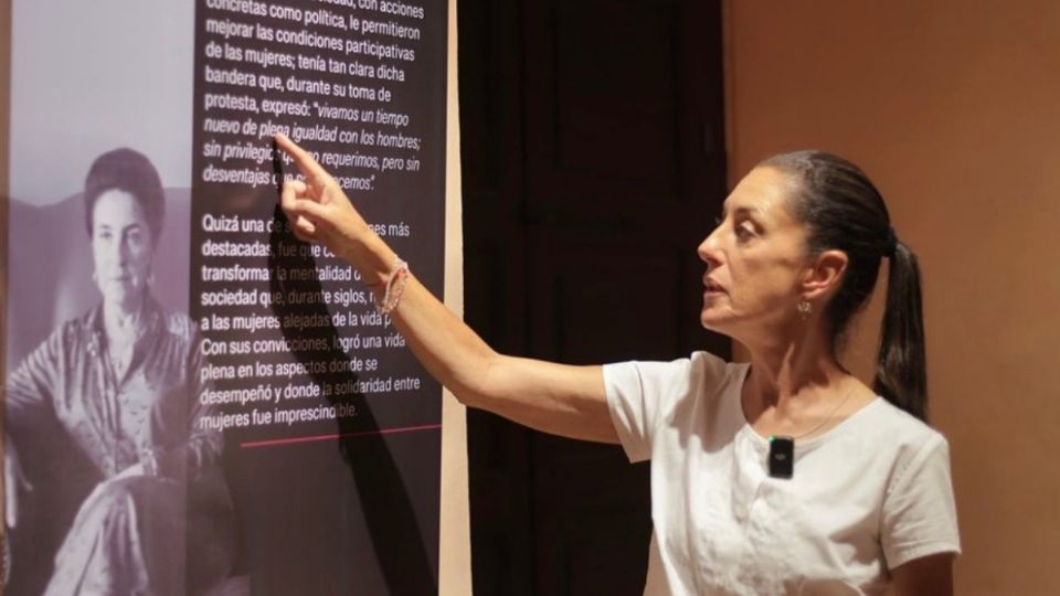 Claudia Sheinbaum leyendo datos sobre Griselda Álvarez