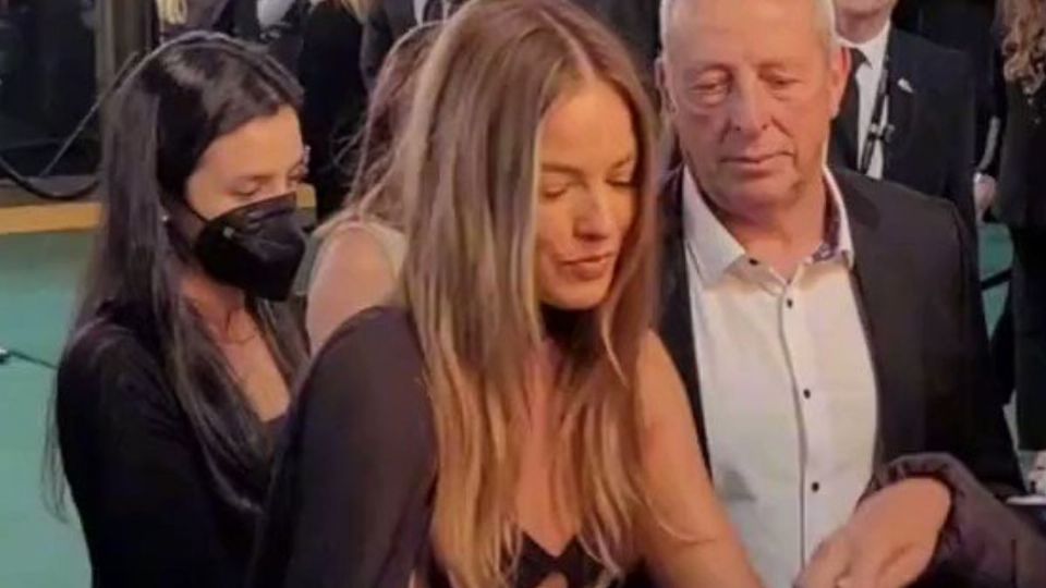 Vestida con un elegante vestido negro largo cut-out, Margot se tomó el tiempo para platicar con algunos de sus fanáticos.