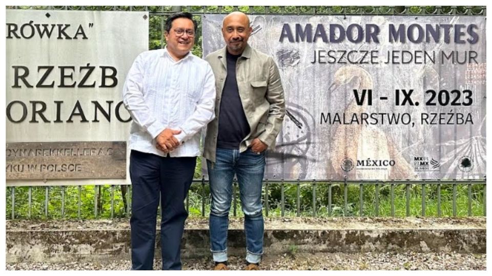 El artista Amador Montes y el embajador de México en Polonia, Juan Sandoval Mendiolea.