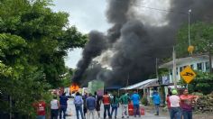 VIDEO: manifestantes queman 13 vehículos y bloquean carretera de Veracruz en protesta por asesinato de su líder