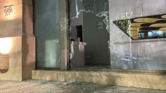 Con armas largas 8 hombres asaltan tienda de celulares en plaza comercial de Guadalajara