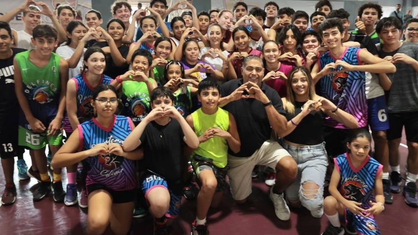 Claudia Sheinbaum echa reta de voleibol con jóvenes en Colima