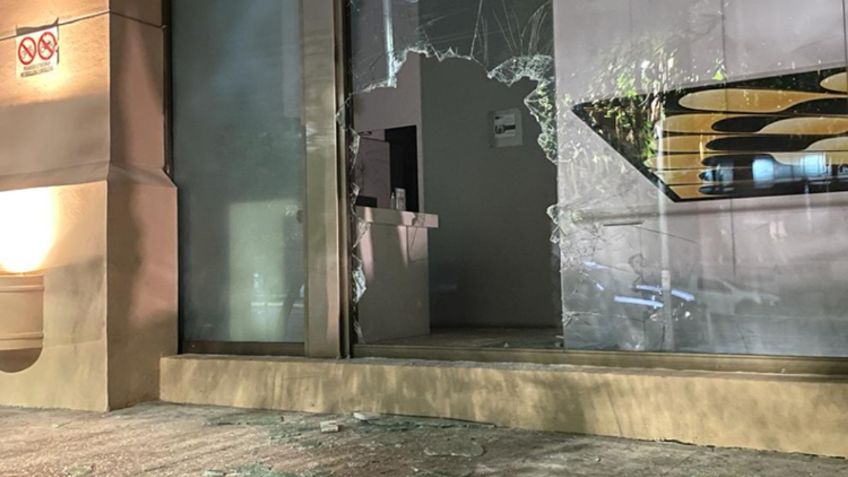 Con armas largas 8 hombres asaltan tienda de celulares en plaza comercial de Guadalajara