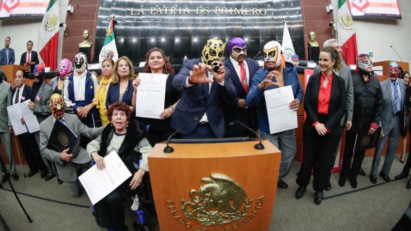 Senado entrega reconocimiento a leyendas de la lucha libre