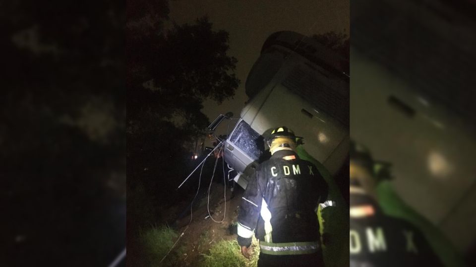 Elementos del Heróico Cuerpo de Bomberos ayudaron a enderezar la pesada unidad.