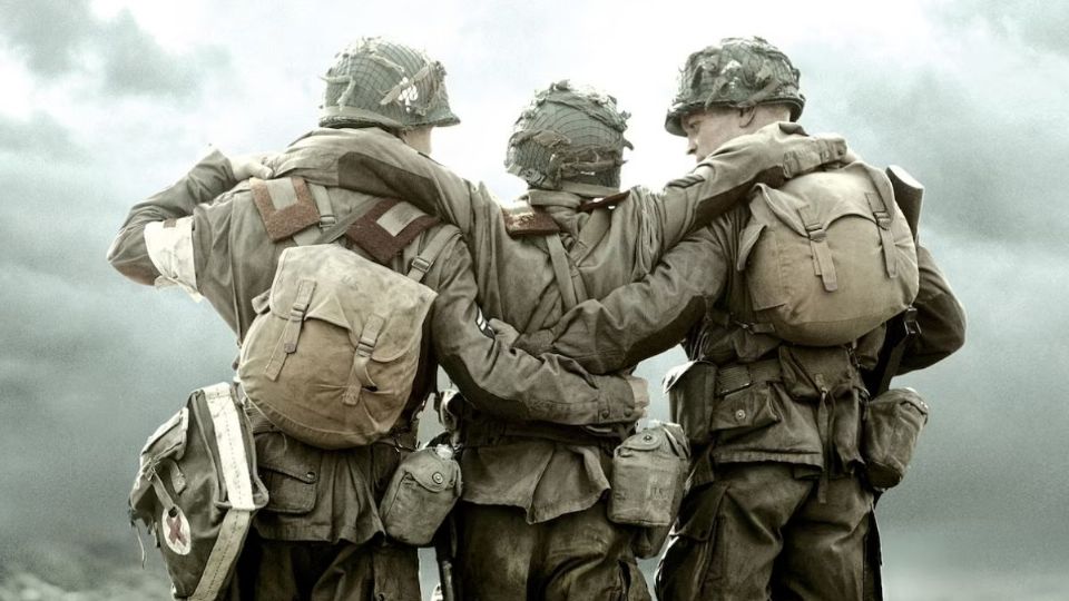 'Band of Brothers' es aclamada por su enfoque realista y crudo sobre la guerra y por la profundidad.