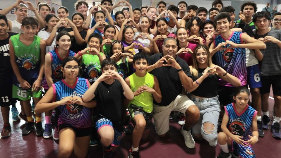 Claudia Sheinbaum con jóvenes al finalizar el partido de voleibol