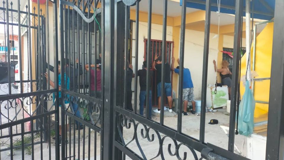 Los niños vivían en dos cuartos dentro de una vecindad.