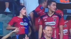 “Se te borró la sonrisa”: cachan a "infieles" en partido de futbol y su reacción se hace viral