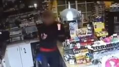 VIDEO: ratero intentó asaltar tienda con un machete, pero fue recibido a balazos por el dueño