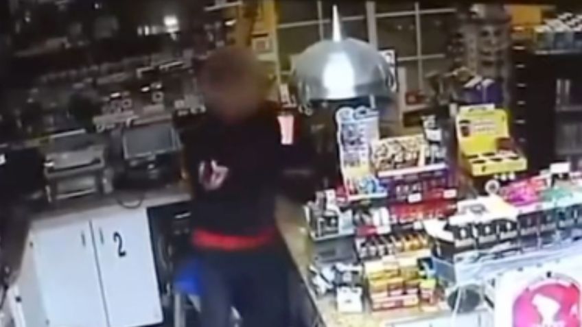 VIDEO: ratero intentó asaltar tienda con un machete, pero fue recibido a balazos por el dueño