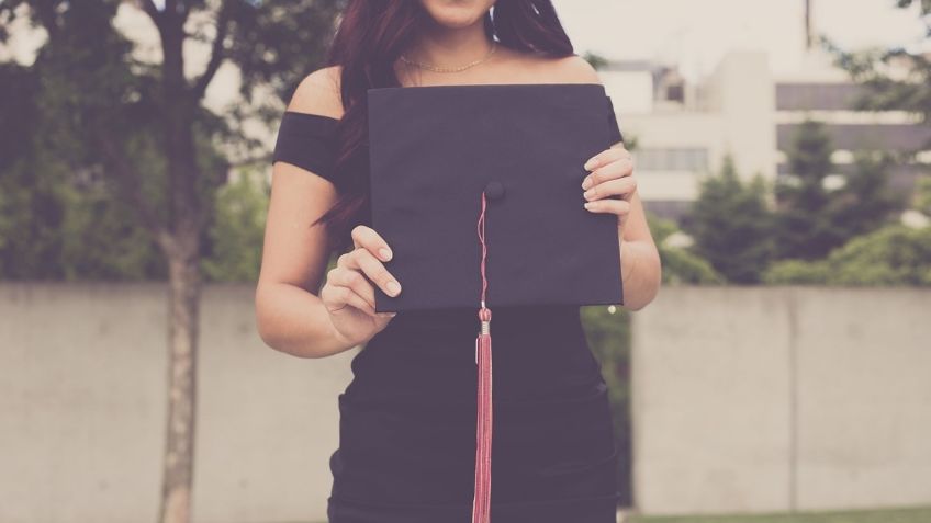 Maestra imita icónico vestido de Barbie durante graduación y sorprende con su atrevido perreo