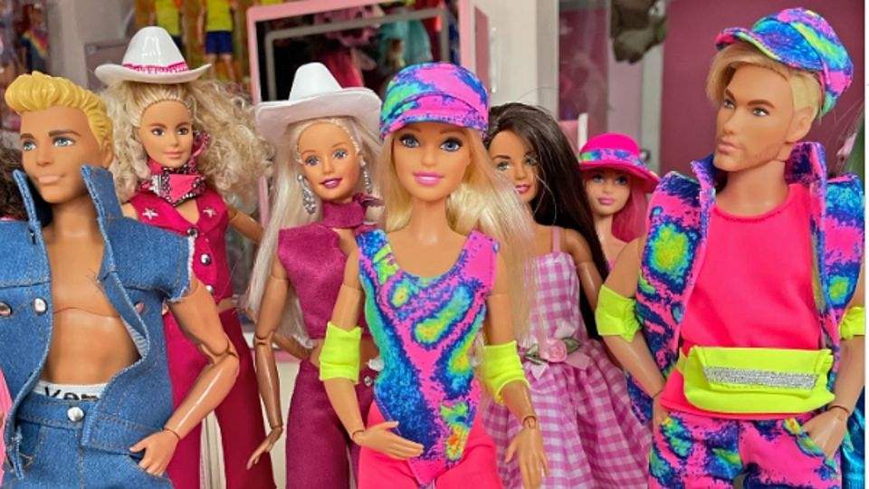 Se trata de diversas versiones de Barbie y Ken.