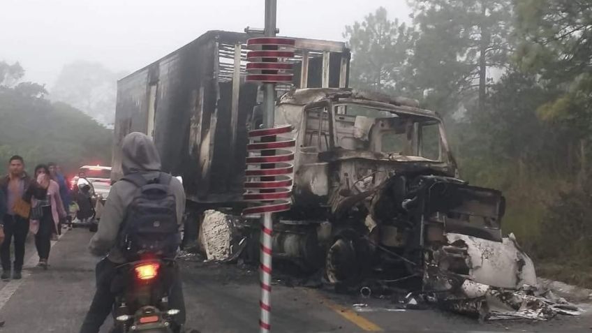 Manifestantes bloquean la carretera e incendian un tractocamión en Ocosingo-San Cristóbal de las Casas