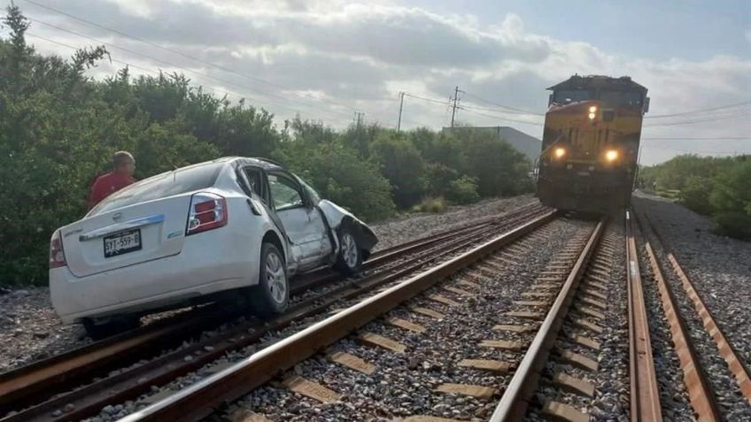 Chofer intenta ganarle el paso a un tren, lo arrastra varios metros y logra salvarse en Nuevo León