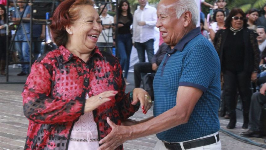 Frases para felicitar a los abuelos por Facebook y WhatsApp