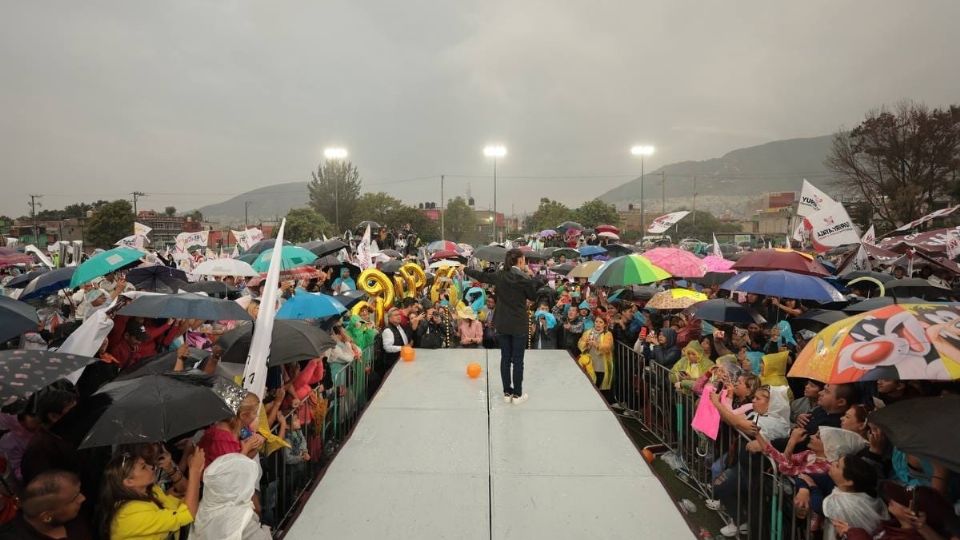 Claudia Sheinbaum agradeció a quienes la esperaron a pesar de la lluvia