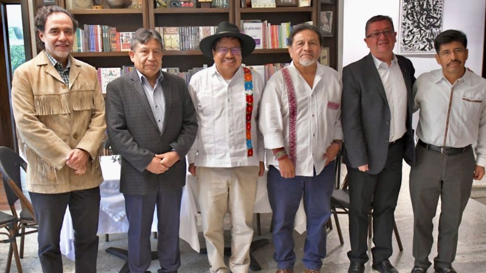 El director general del INPI, Adelfo Regino y el vicepresidente de Bolivia, David Choquehuanca, sostienen amistoso encuentro