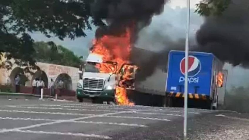 FOTOS: un camión y un tráiler arden en Chiapas, fueron incendiados por el FNLS a modo de protesta