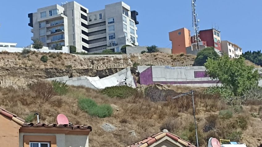 El posible derrumbe de un fraccionamiento pone en riesgo a 15 viviendas en Tijuana, PC monta un operativo permanente