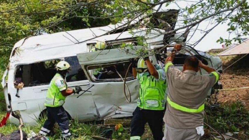 Mueren cinco migrantes tras volcar una camioneta en la carretera federal Villahermosa-Coatzacoalcos