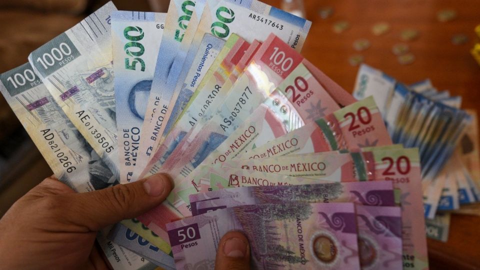 Varios billetes mexicanos sobre una mesa.