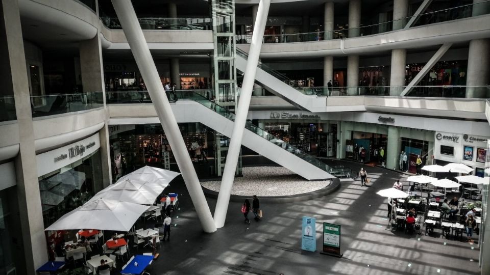 El hombre cayó del tercer piso del centro comercial.