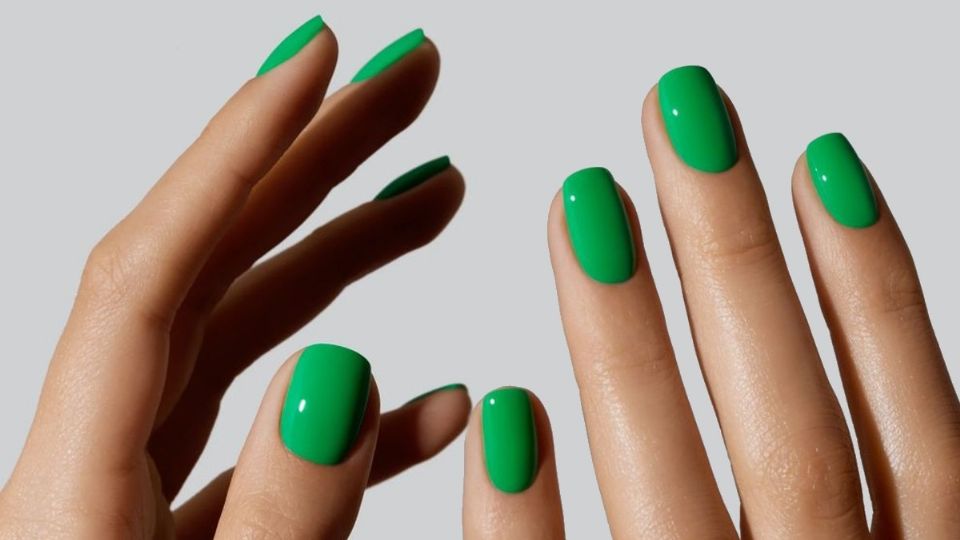 Las uñas en tono verde llegan este otoño 2023