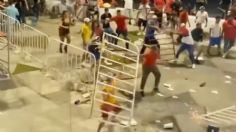 VIDEO: batalla campal desata caos en el Carnaval de Veracruz, se golpean hasta con vallas metálicas