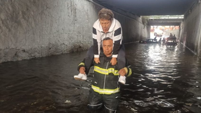 Bombero se viste de héroe: rescata en sus hombros a ciudadanos de una inundación en Tlalnepantla