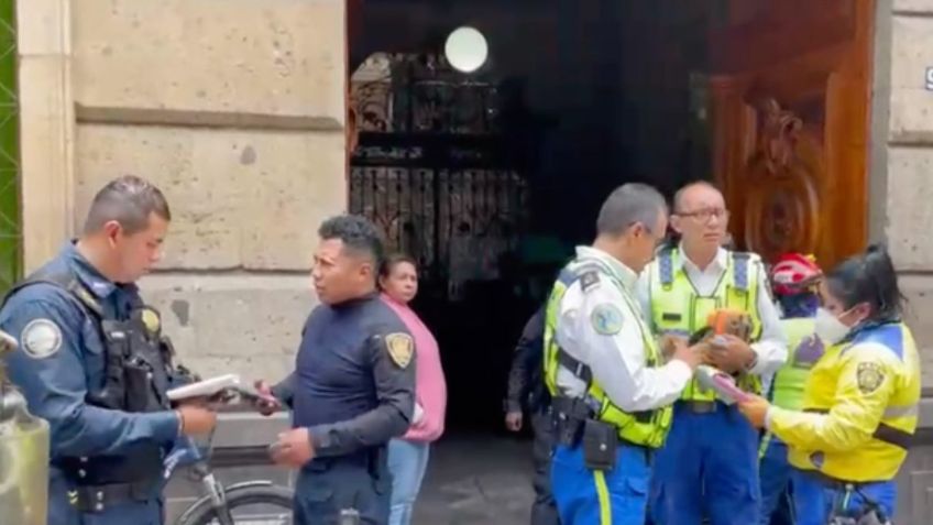 Un montacargas cayó encima de dos trabajadores en el Centro de la CDMX, uno de ellos murió al instante