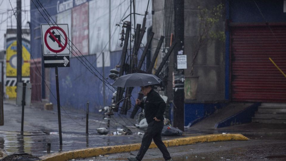 Los vientos pueden ocasionar caída de postes.