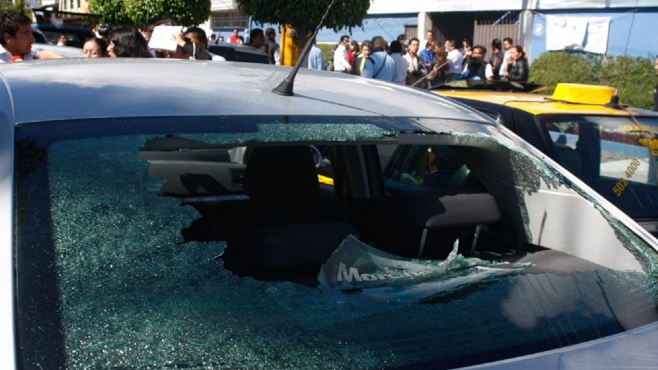 Las piedras caen sobre los autos y ocasionan que los conductores se detengan.