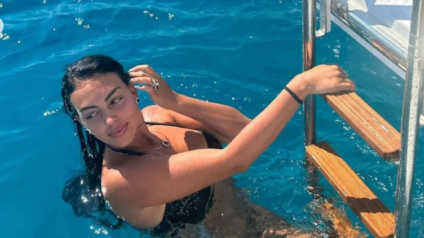 De espaldas, Georgina Rodríguez disfruta del verano nadando en microbikini negro | VIDEO