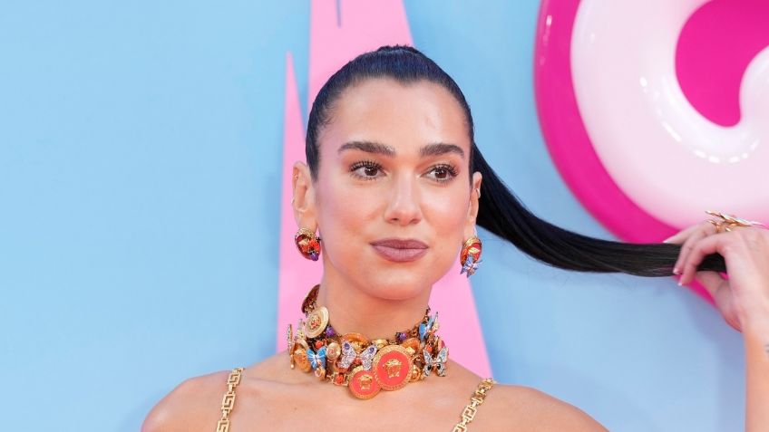 Al estilo sirena, Dua Lipa cautiva con elegante vestido rojo de crochet con transparencias