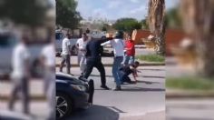 VIDEO: a golpes motociclistas exigen a policías de tránsito de Aguascalientes liberar a persona detenida