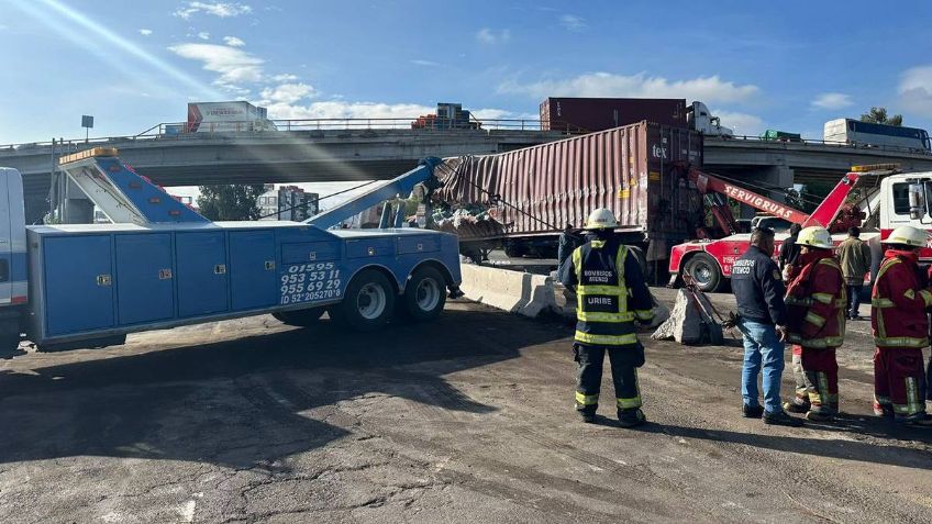 Vuelca tráiler en la Texcoco-Lechería, se reporta un muerto