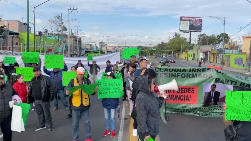 El grupo aseguró que no se quitarán de la vialidad hasta que sean atendidos, llevan una hora y media.